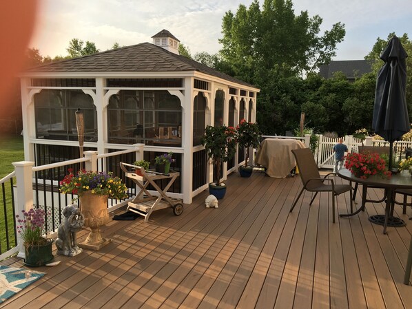 Outdoor dining - Bellport Brookhaven Hamlet, near Hamptons, Fire Island NY (Brookhaven)