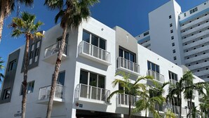 Unclassified image, 2 of 16, button - Quiet and Spacious Townhouse Steps From the Beach |* Fontana (Miami Beach)