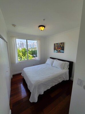 Tabla de planchar con plancha, wifi, ropa de cama