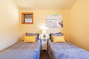 3 habitaciones, escritorio y tabla de planchar con plancha