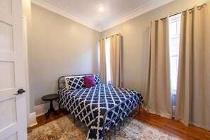 5 bedrooms, desk, iron/ironing board, travel crib