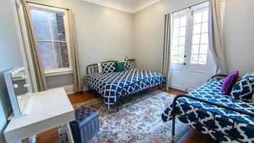 5 slaapkamers, een bureau, een strijkplank/strijkijzer, reisbedje