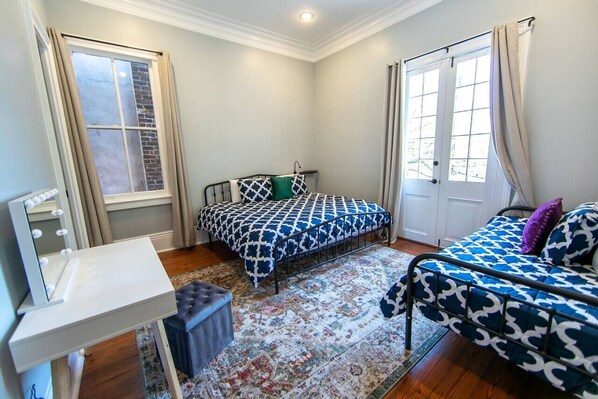 5 slaapkamers, een bureau, een strijkplank/strijkijzer, reisbedje