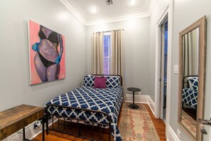 5 habitaciones, escritorio y tabla de planchar con plancha