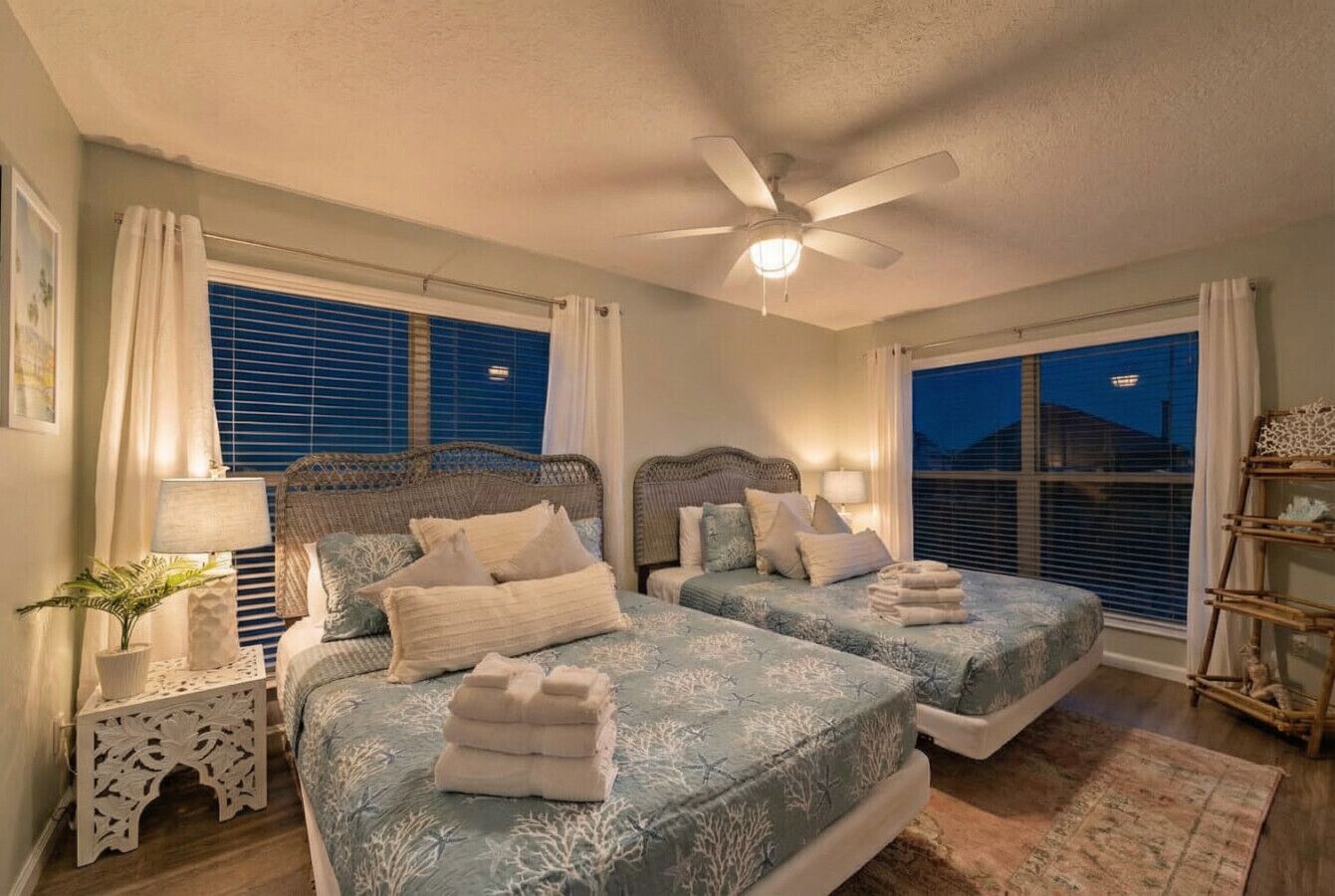 4 habitaciones, escritorio y tabla de planchar con plancha 