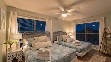 4 habitaciones, escritorio y tabla de planchar con plancha