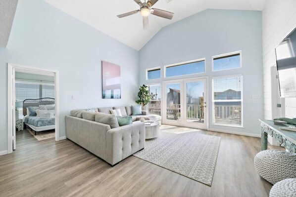 Smart TV, video games, books - Charming Bungalow Steps from the Beach w/ Fire Pit (Galveston)