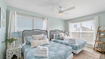 4 habitaciones, escritorio y tabla de planchar con plancha