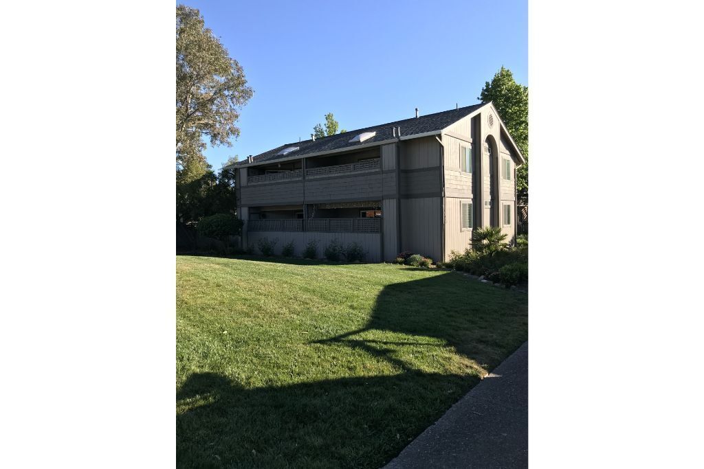 2 bedroom 1 bath Apartment - High Speed Wi-fi with Parking