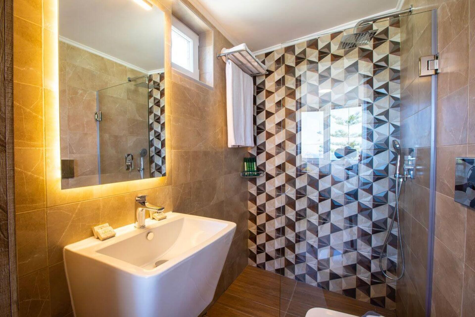 Appartamento | Bagno | Doccia, set di cortesia gratuito, asciugacapelli, asciugamani