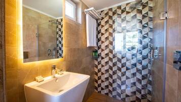 Appartamento | Bagno | Doccia, set di cortesia gratuito, asciugacapelli, asciugamani