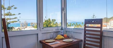 Appartement | Cuisine privée | Réfrigérateur, four à micro-ondes, un four, surface de cuisson