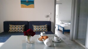 Smart TV - Blue Sky Hotel Family Apartment with sea view & pool (Αγία Μαρίνα)