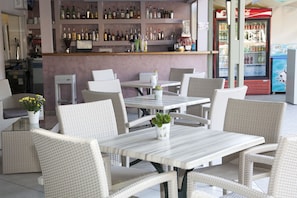 Dining - Blue Sky Hotel Family Apartment with sea view & pool (Αγία Μαρίνα)