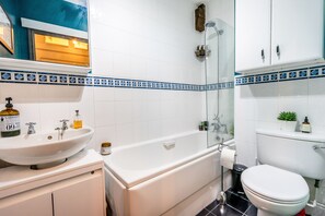Combined shower/bathtub, hair dryer, towels - 36 Woodsmill Quay - sleeps 3 guests  in 1 bedroom (York)