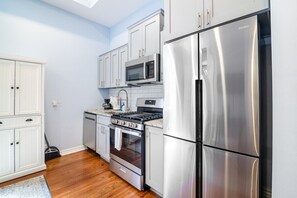 Coffee/tea maker, fridge, microwave, oven