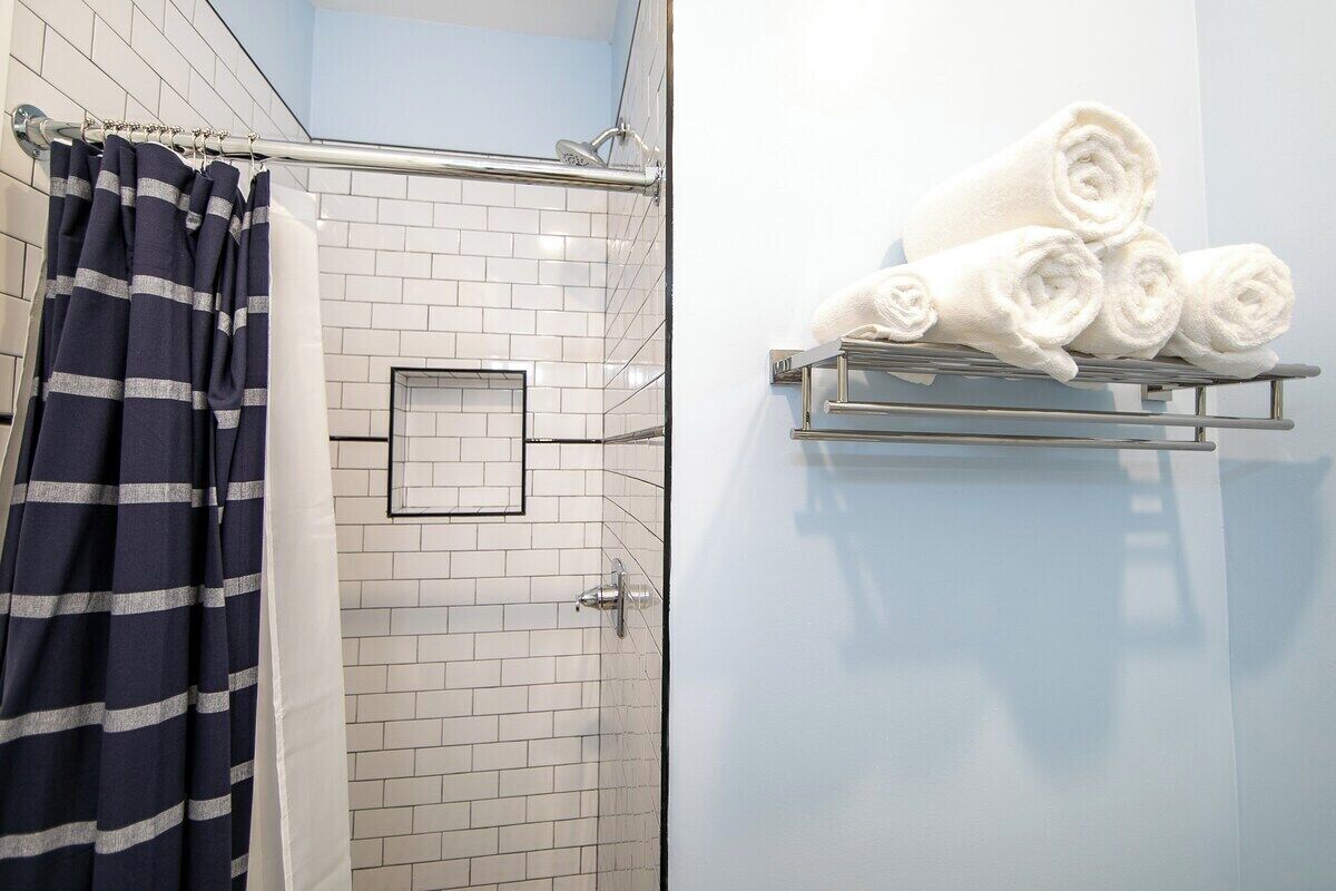 Een douche, een haardroger, shampoo