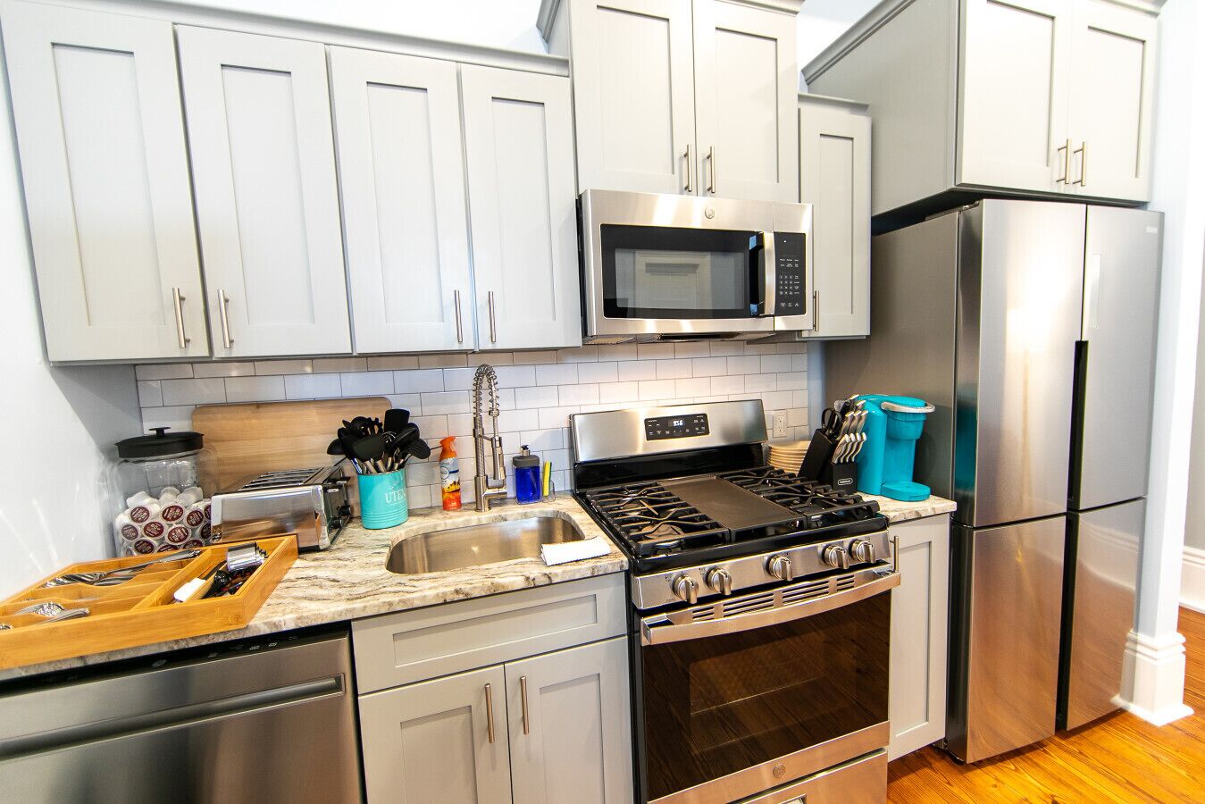 Kühlschrank, Mikrowelle, Ofen, Herdplatte