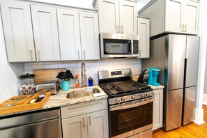 Jääkaappi, mikroaaltouuni, uuni, liesi