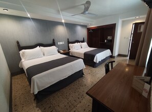 Ropa de cama de alta calidad y caja de seguridad en la habitación 