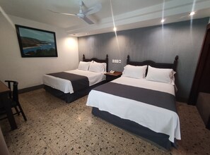 Family Quadruple Room | Peralatan tempat tidur premium, peti besi dalam bilik, meja 