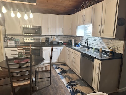Lake Front 3 Bedroom cabin with FREE use of pontoon. 