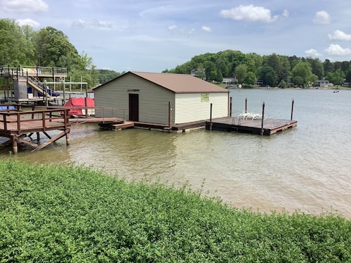 *Waterfront House on Lake Norman, Pool & Private Dock, Sleeps 12*