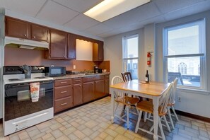 冷蔵庫、電子レンジ、オーブン、コンロ