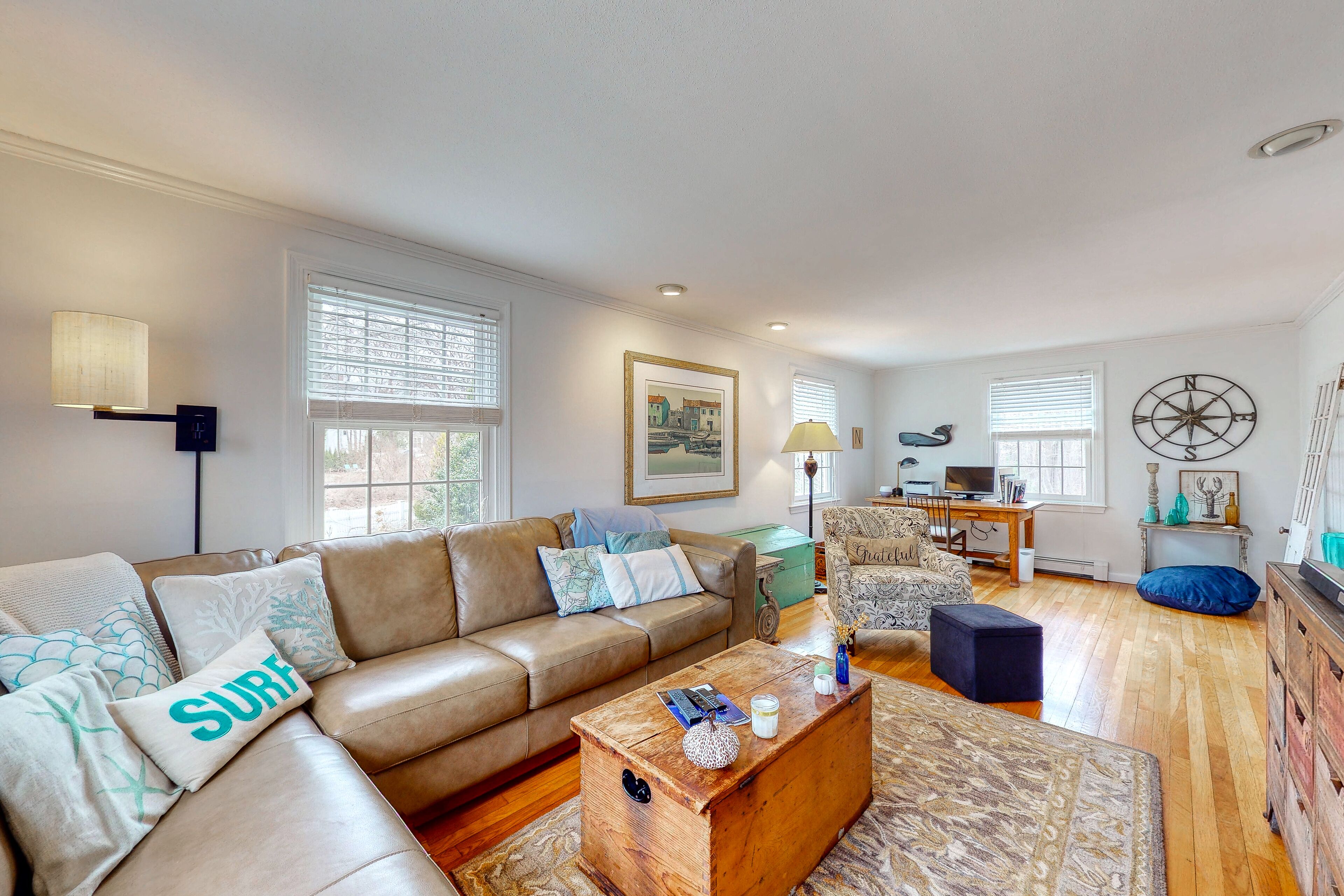Traditional home walkable to the beach with seasonal private pool - dog-friendly