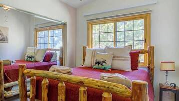 3 bedrooms, iron/ironing board, WiFi, bed sheets