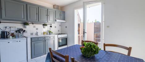 Kühlschrank, Mikrowelle, Ofen, Herdplatte