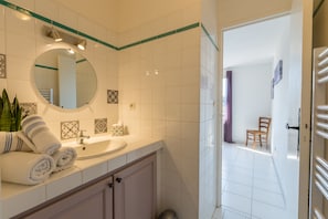 Bathtub, hair dryer