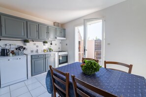 Coffee/tea maker, fridge, microwave, oven