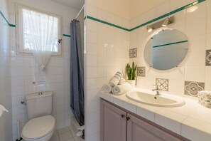 Bathtub, hair dryer
