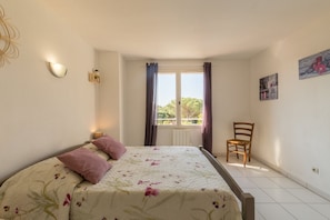2 bedrooms, iron/ironing board, WiFi (free)
