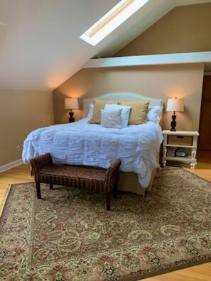 Een bureau, een strijkplank/strijkijzer, gratis wifi, beddengoed