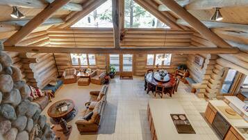 Smart-tv, pejs, dvd-afspiller, bøger