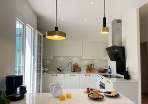 ثلاجة، ميكروويف، فرن، موقد طهي مسطح