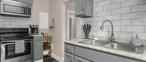 Frigorifero, microonde, forno, piano cottura