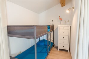 2 bedrooms, iron/ironing board, free WiFi