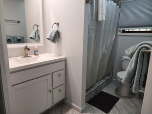Een douche, een haardroger, handdoeken, zeep