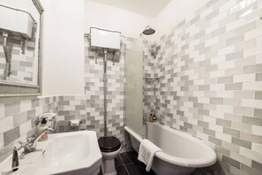 Een bad, een haardroger, shampoo