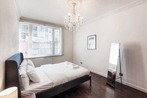 2 slaapkamers, een strijkplank/strijkijzer, internet, beddengoed
