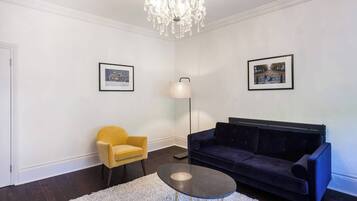 Télévision, livres, espaces bureaux