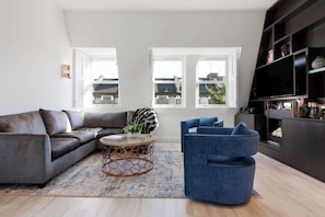 TV, fireplace - Stunningly Decorated 3BD Flat in Fulham (London)