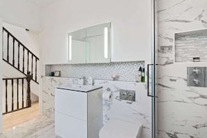 Bathtub, hair dryer - Stunningly Decorated 3BD Flat in Fulham (London)