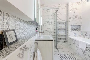 Baignoire, sèche-cheveux
