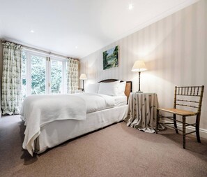 2 bedrooms, iron/ironing board, Internet, bed sheets