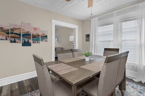 Dining - Chic❤️2BR near DT, 8 min walk to Franklin Park/Conservatory/Trolley District (Columbus)
