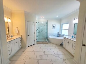 Een bad, een haardroger, een bidet, handdoeken